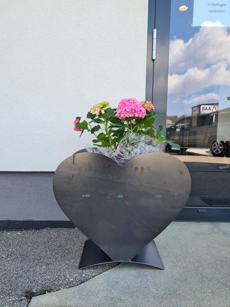 Metallherz für Blumen von Metalia | Stahldeko & Metalldesign_Metalia_Stahldeko_&_Metalldesign_: Cortenstahl, Edelstahl_für_Haus & Garten
